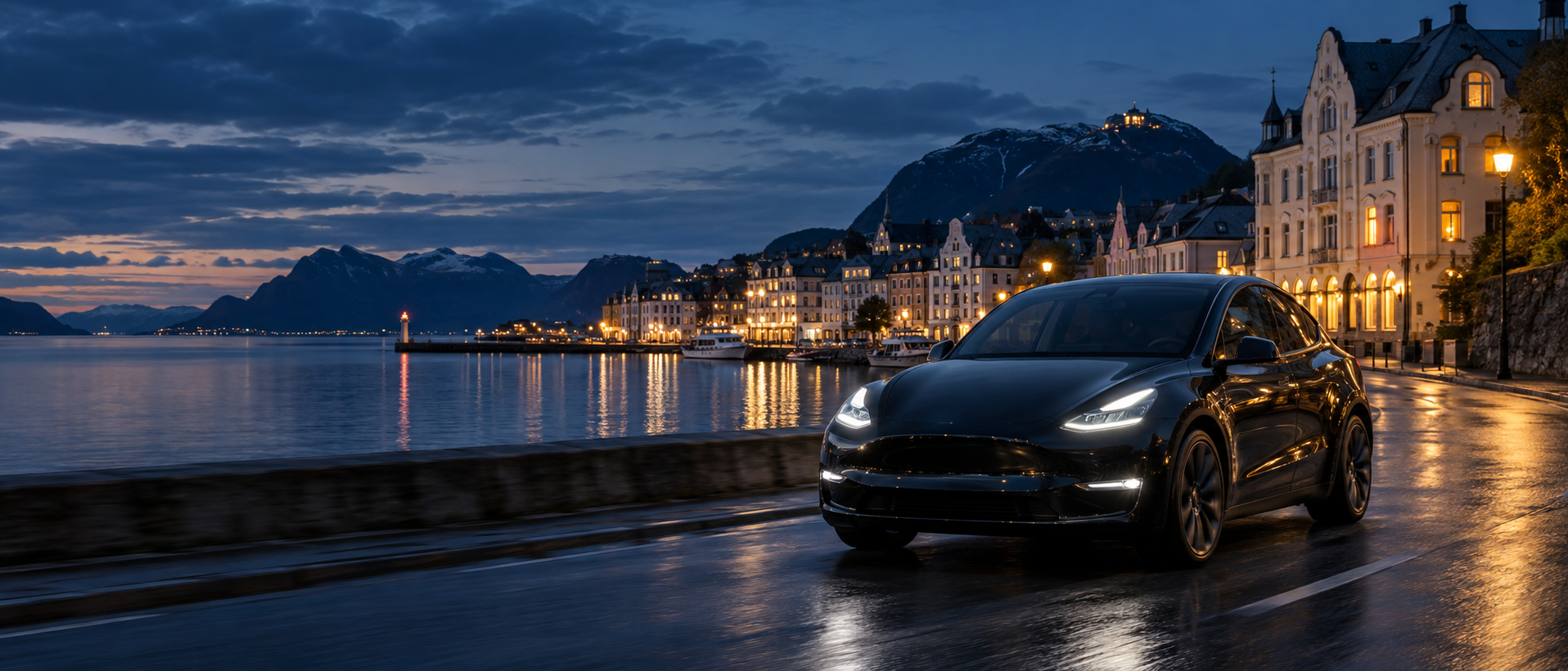 Sort taxi langs sjøen i Ålesund om kvelden